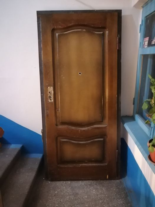 Продам металлическую дверь