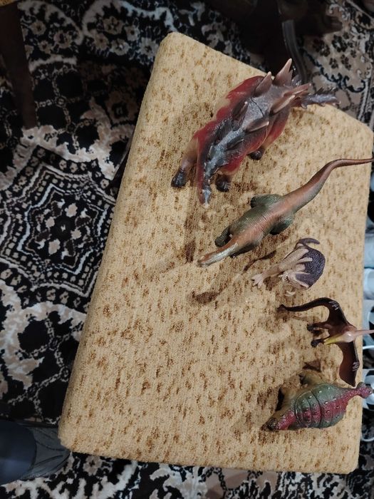 Лот от играчки- динозаври