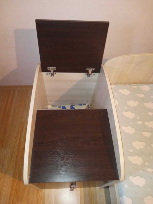 Трансформираща се бебешка кошара в легло, ракла и бюро .