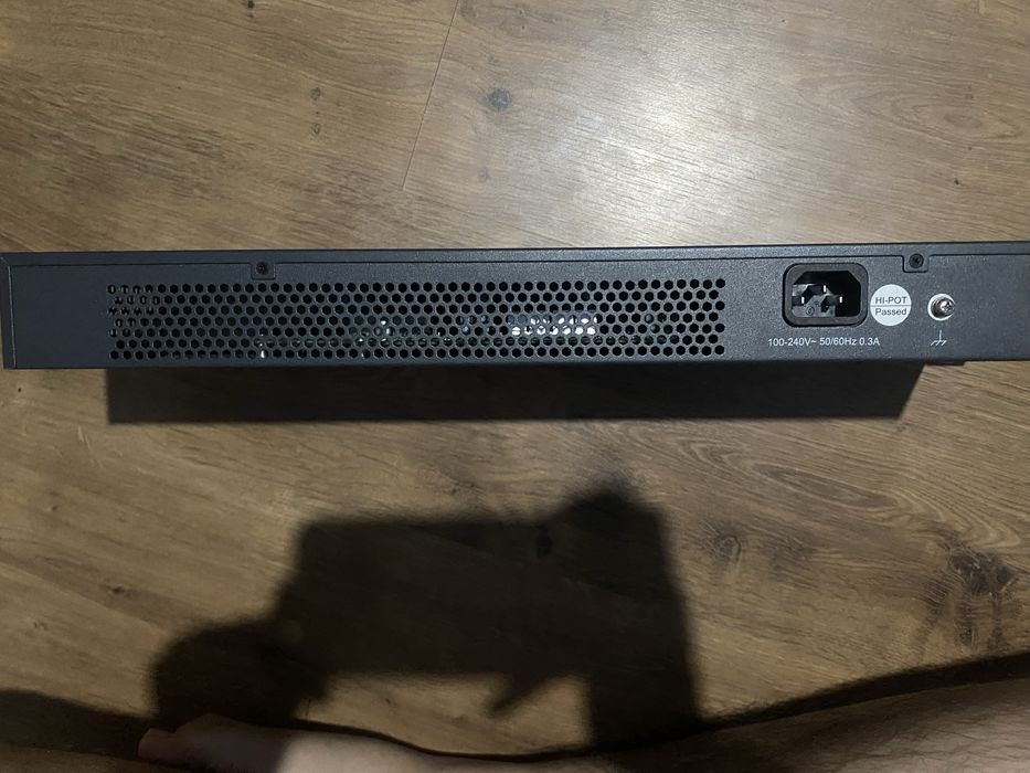 продается коммутатор от компаний TP-Link