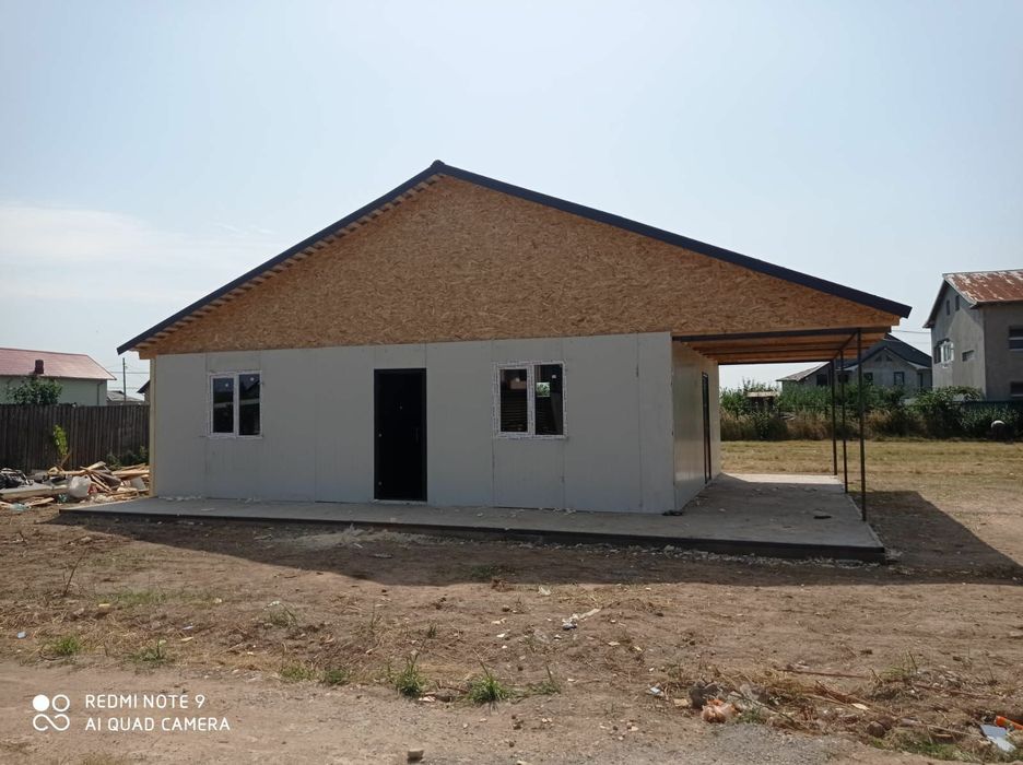 Vând case pe structura metalica