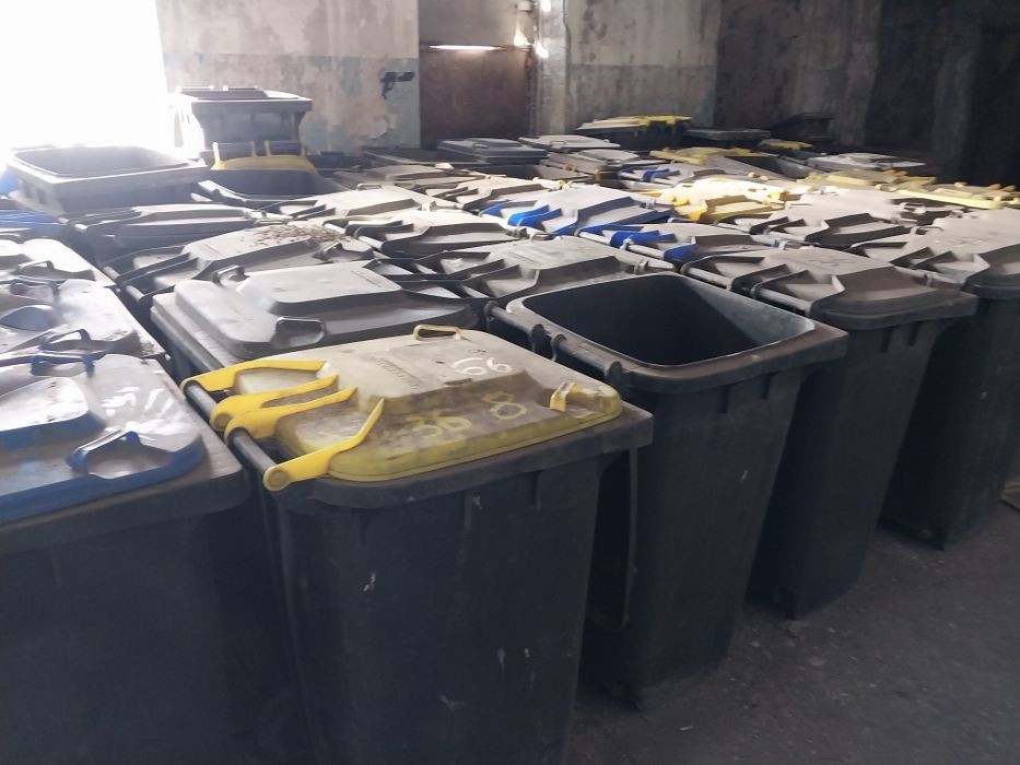 Продаю баки для мусора