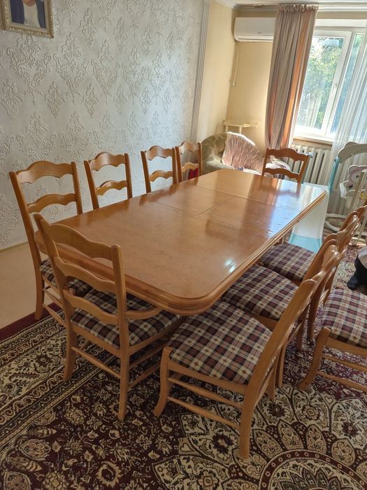 Продам стол со стулями в хорошем состояний !