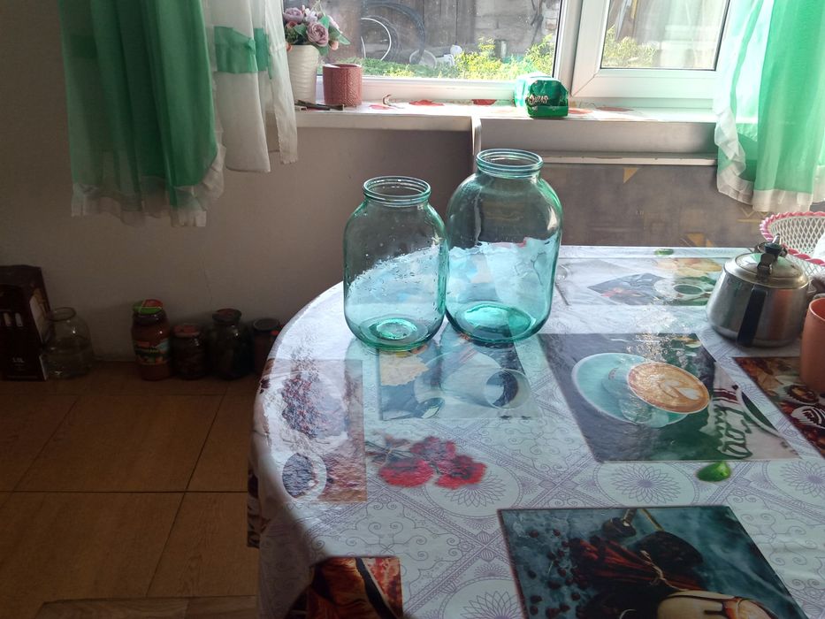 Продам банки 2-х 3-х литровые 200шт.цена 80 тен.