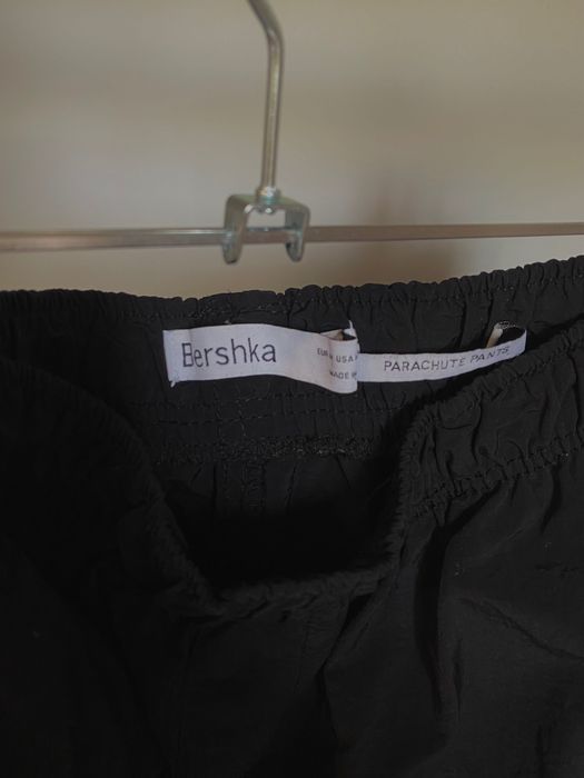 Черни панталони тип “парашут” Bershka