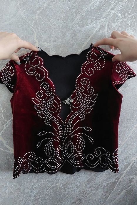 Женский камзол — традиционный казахский жилет, украшенный стразами.