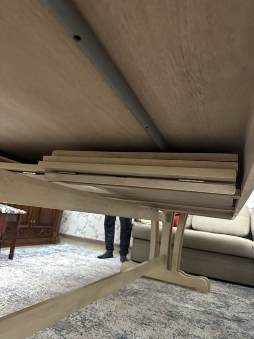 Продам большой стол для зала