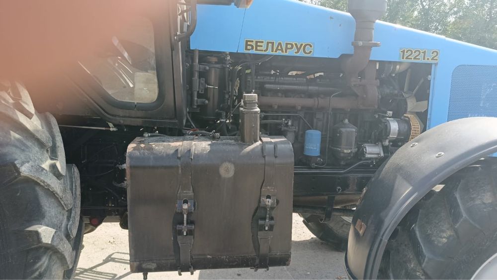 Трактор белорус вместе с плугом 5 корусным