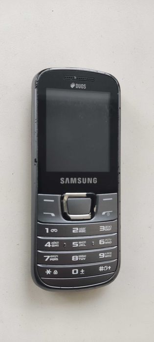 Кнопочный телефон Samsung