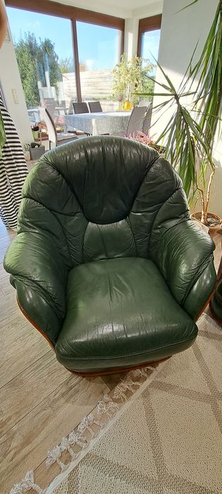 Canapea piele cu doua fotolii piele si masa lemn masiv