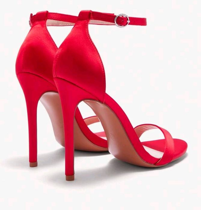 Зашеметяващ комплект рокля обувки обици и колие с роза