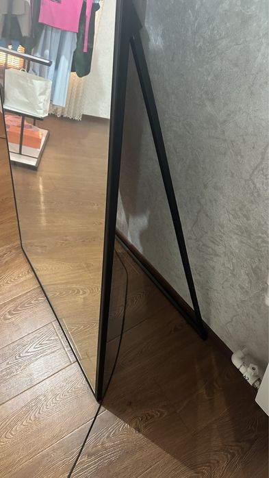 Зеркало с черной отделкой