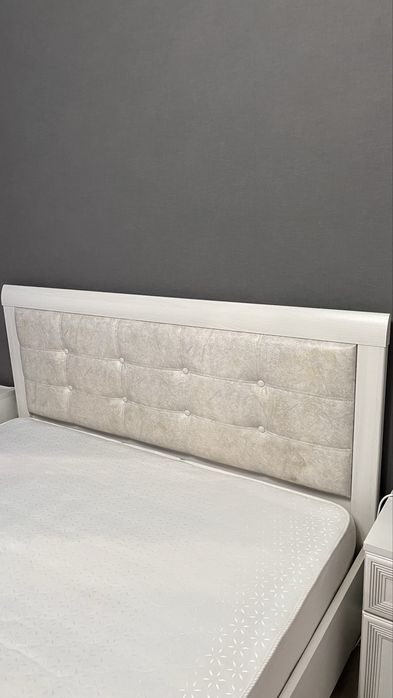 Продам двуспальную кровать с матрасом