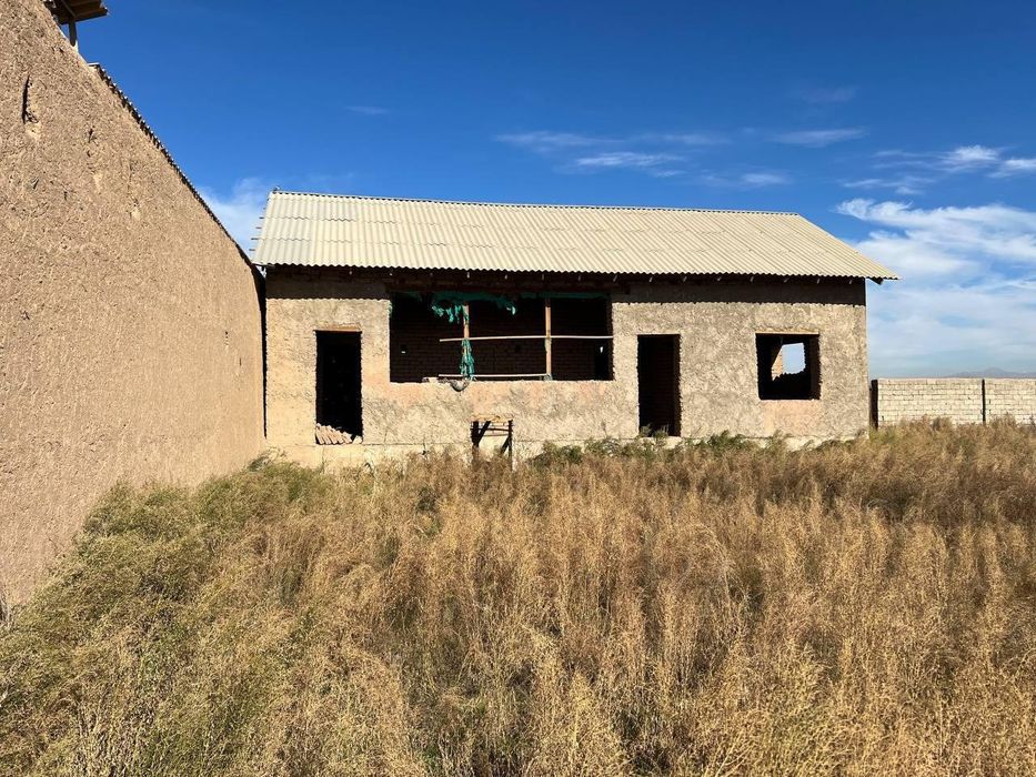 Hovli 10sotix 4xonali uy qurilgan