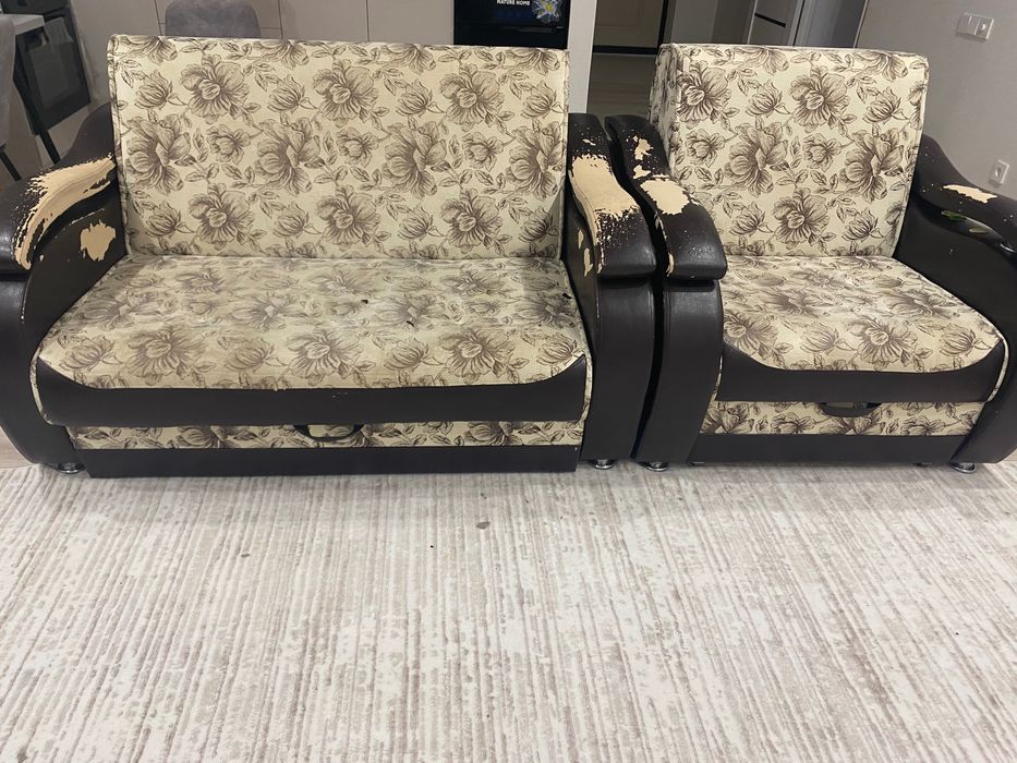 Продам старый диван и кресло