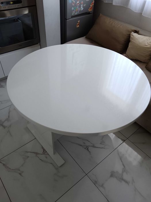 Трапезна маса от бял гланц - масивна, с повдигащ механизъм