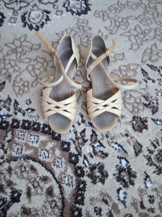 Продам бальные туфли.