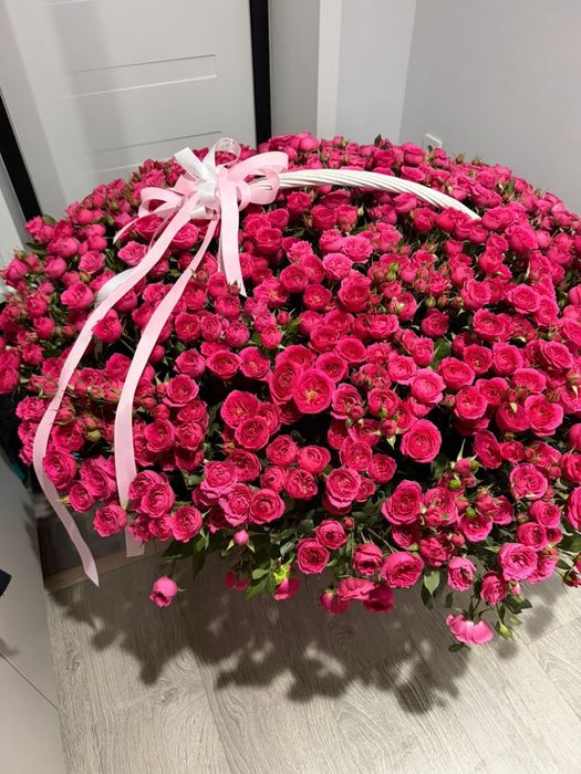 Большой букет кустовых роз