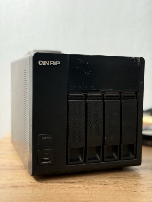 Server Fisiere NAS Qnap TS-420 cu 4 HDD de 2 TB Cloud Personal
