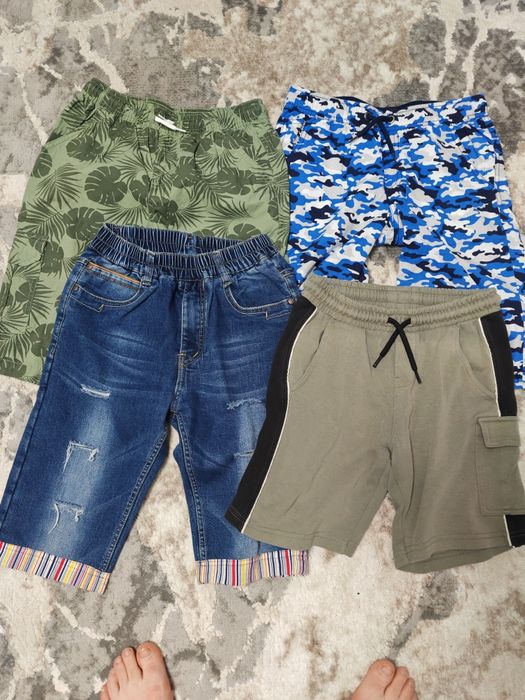 Lot pantaloni scurți.