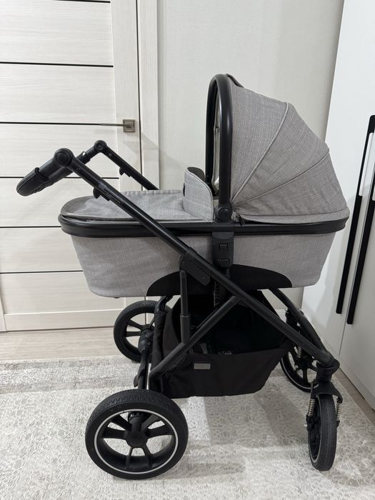 Продам коляску 2 в 1 Nuova Moon