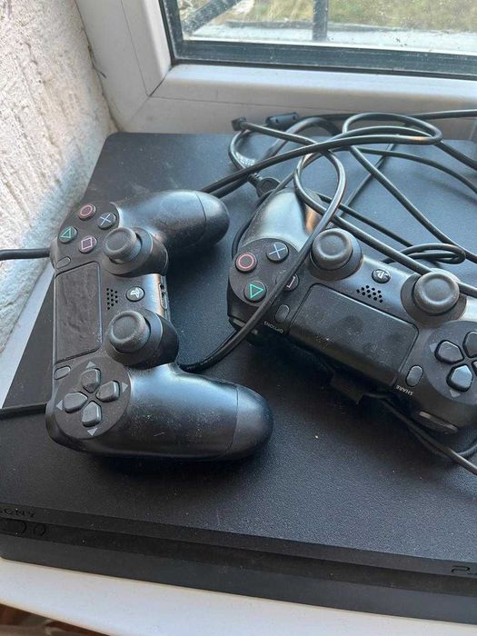 Продается PS4 новый, два джойстика в комплекте