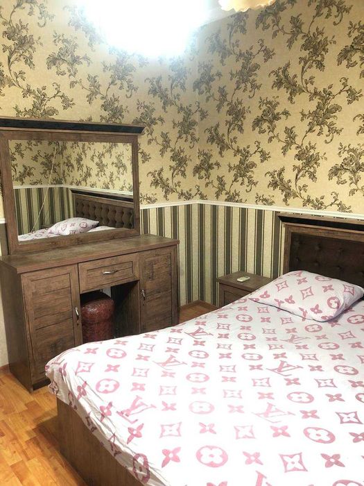 Сдается 4 ком квар в Центре {A 4-room apartment for rent in the cente}