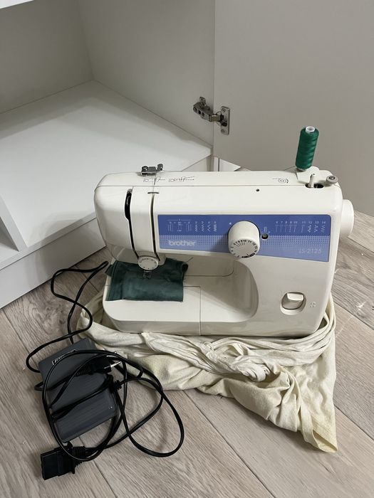 Продам швейную машинку