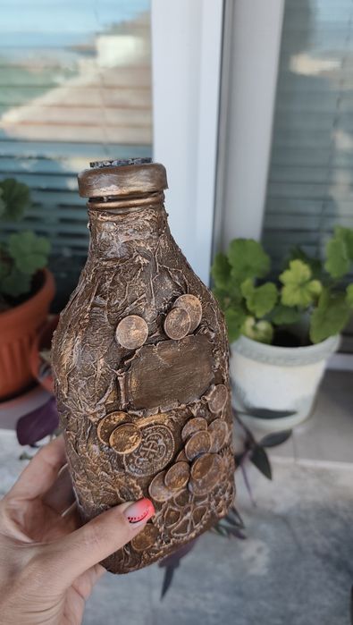Бутилка с монети