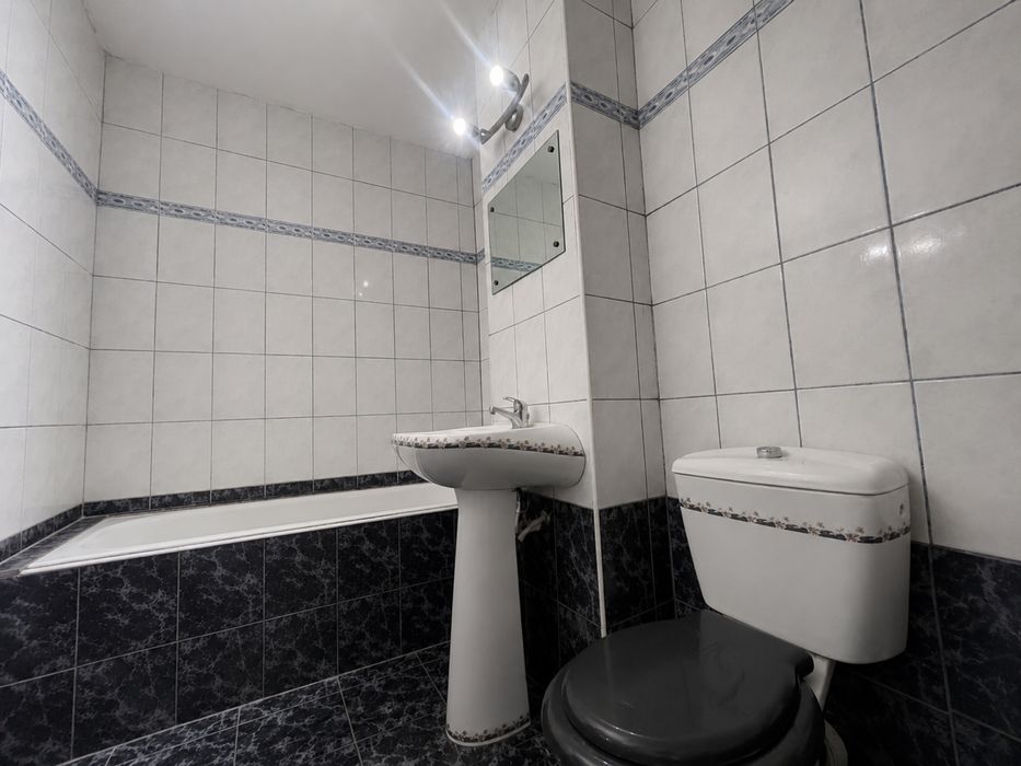 Vând apartament în Arad zona confectii 4 camere 2 băi hol mare 2 balcoane și bucatarie recent reabilitat 123mp centrala etaj 4 din 4