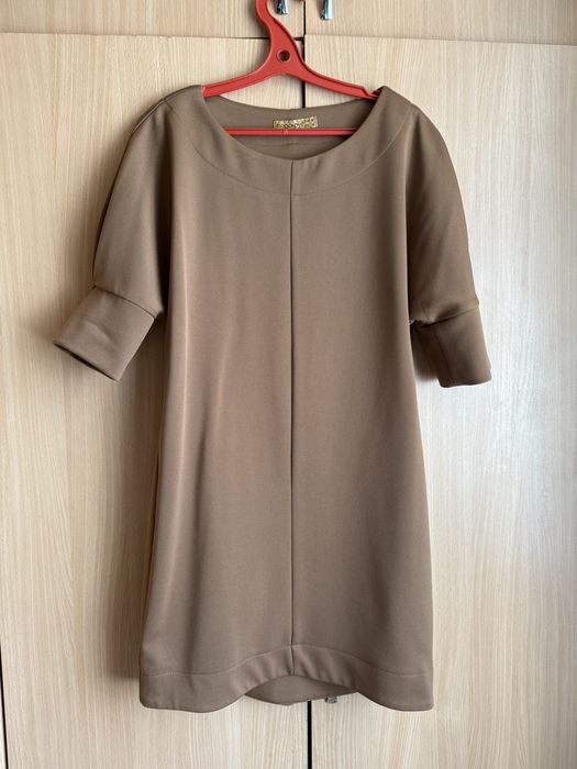 Платье чуть выше колен