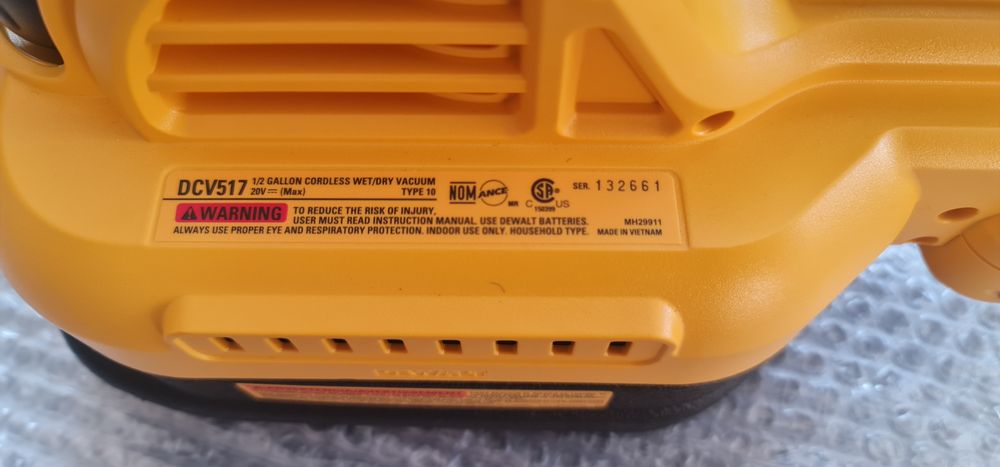 Продам аккумуляторный пылесос Dewalt