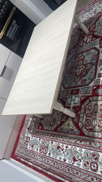 Стол с сменными ножками, высота низкая и высокая.