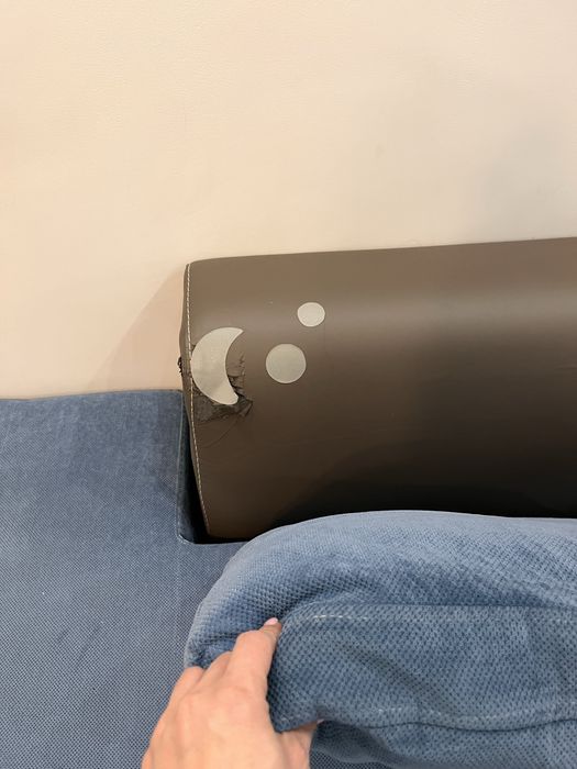 Голям диван с леки забележки