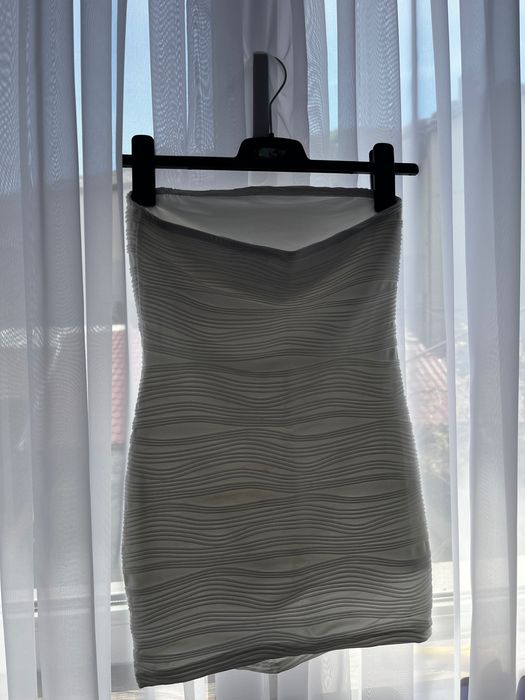 Бяла, къса рокличка