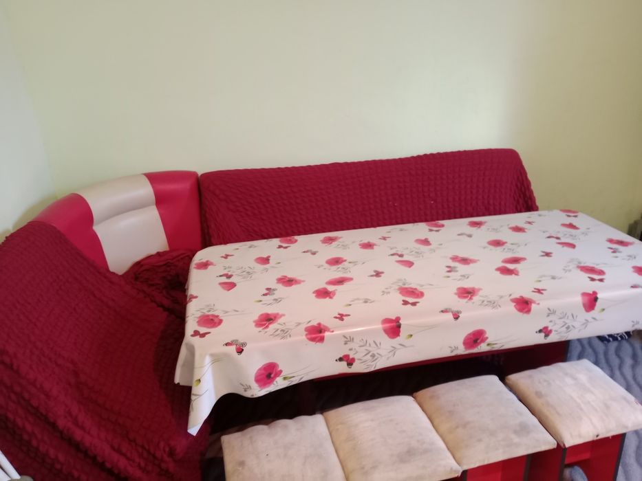 стол с табуретками и диван