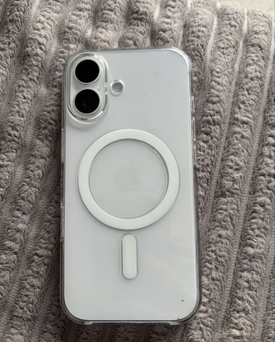 iPhone 17 e-SIM в белом цвете.