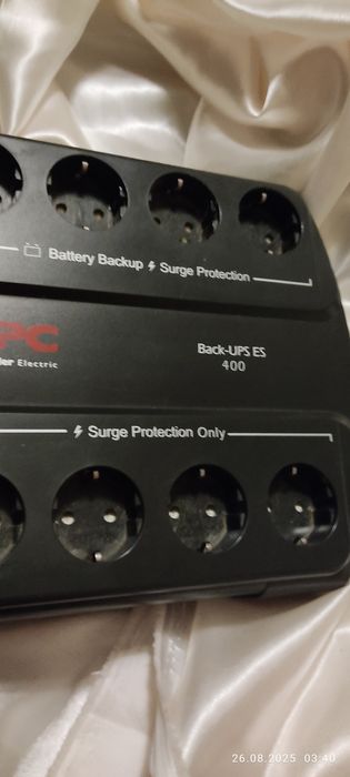 UPS (Uninterruptible Power Supply) APC Back-UPS ES 400 de la Schneider