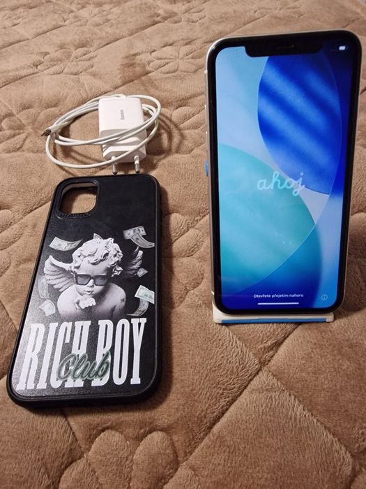 Vând iPhone 11 impecabil