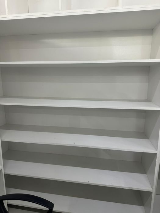 Срочно продам витрины и шкафы