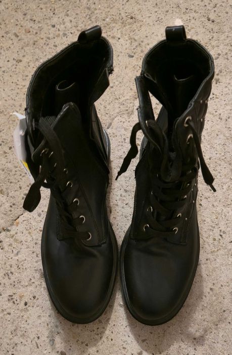 Ghete de culoare neagră, Stare impecabilă.