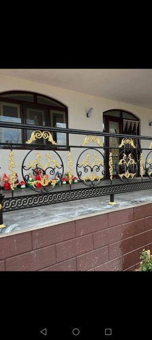 Balustrada, porți, panouri de gard din fier forjat și tablă decupată.