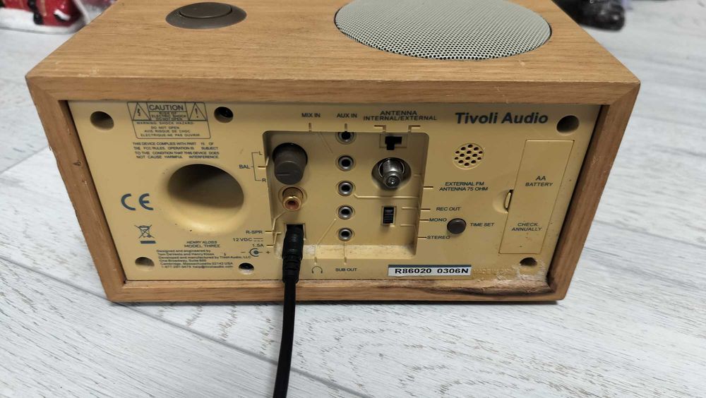 Aparat de Radio Tivoli Audio Model Three  AM/FM/AUX Clock Radio