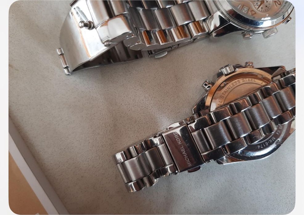 Два броя часовници Michael Kors
