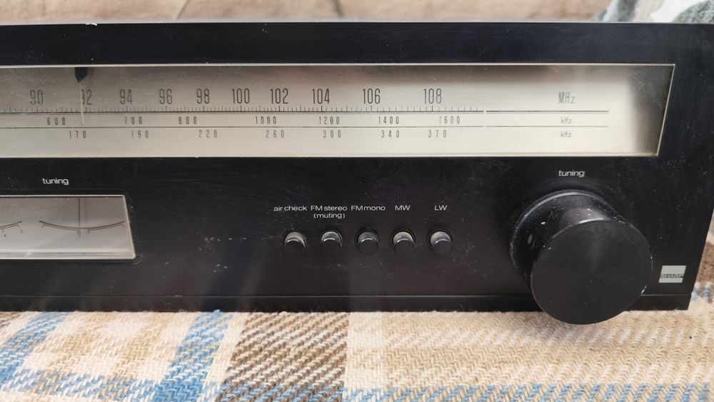 Vând tuner Sharp