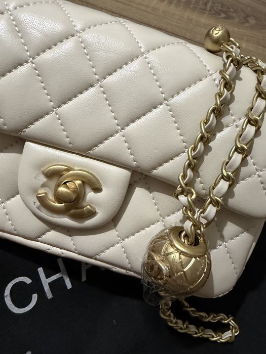 Бяла екрю мини чанта chanel