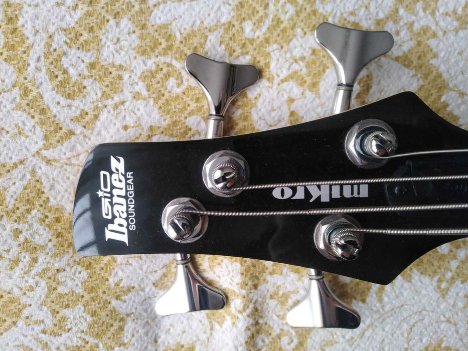 Bass electric - Ibanez + Husa