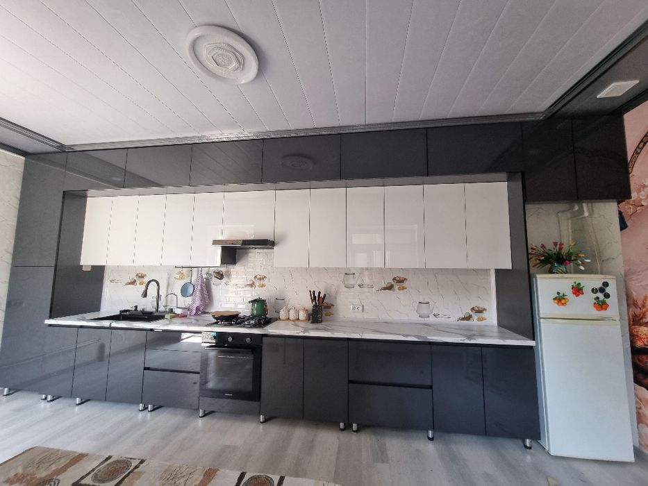 Rasmdagi oshxona mebeli narxi 1 metri uchun 2.8 mln Sifat Mebel