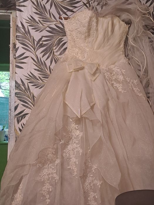 Rochie mireasa sclipitoare foarte frumoasa cu voal aproape noua