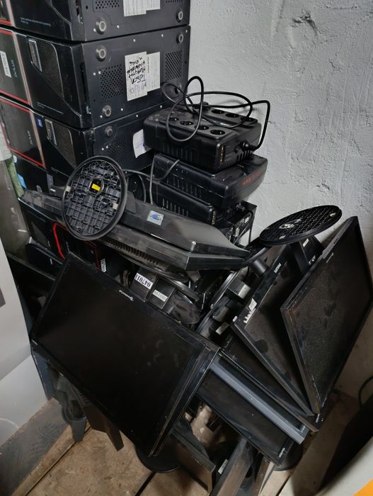 Продам мониторы и бес перебойники